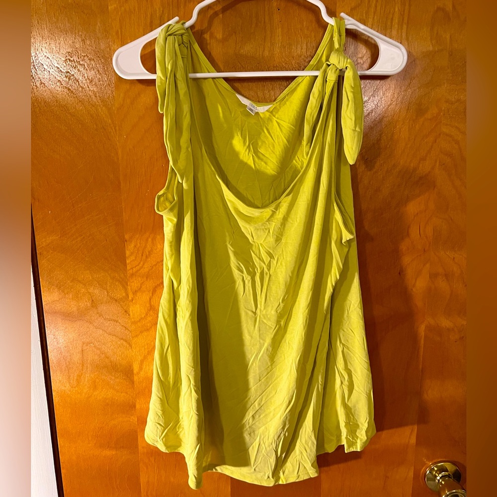 This is a cute tank top with ties on the shoulder it’s a yellow/ green color
